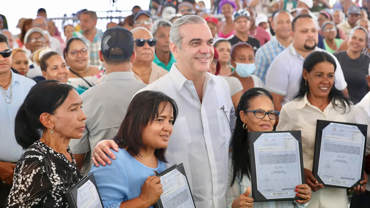 Abinader entrega de titulos de propiedad