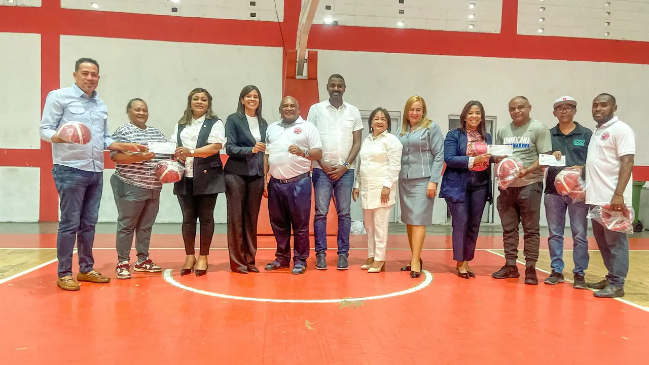 Entregan recursos econ&oacute;micos y utiler&iacute;a deportiva a equipos del primer tbs femenino 