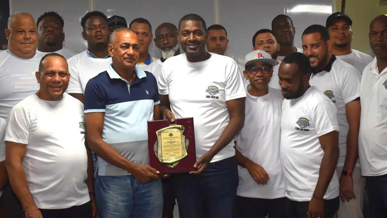 William Cabral, presidente de ABASADO, acompa&ntilde;ado de directivos de la entidad, entrega una placa de reconocimiento al presidente de Fedombal, Rafael Uribe, la cual es recibida por Jos&eacute; Esteban&nbsp;Borrom&eacute;.