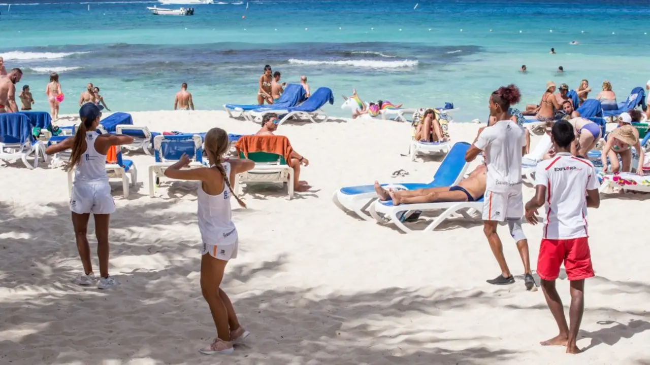 Turistas en playa de RD (fuente externa)