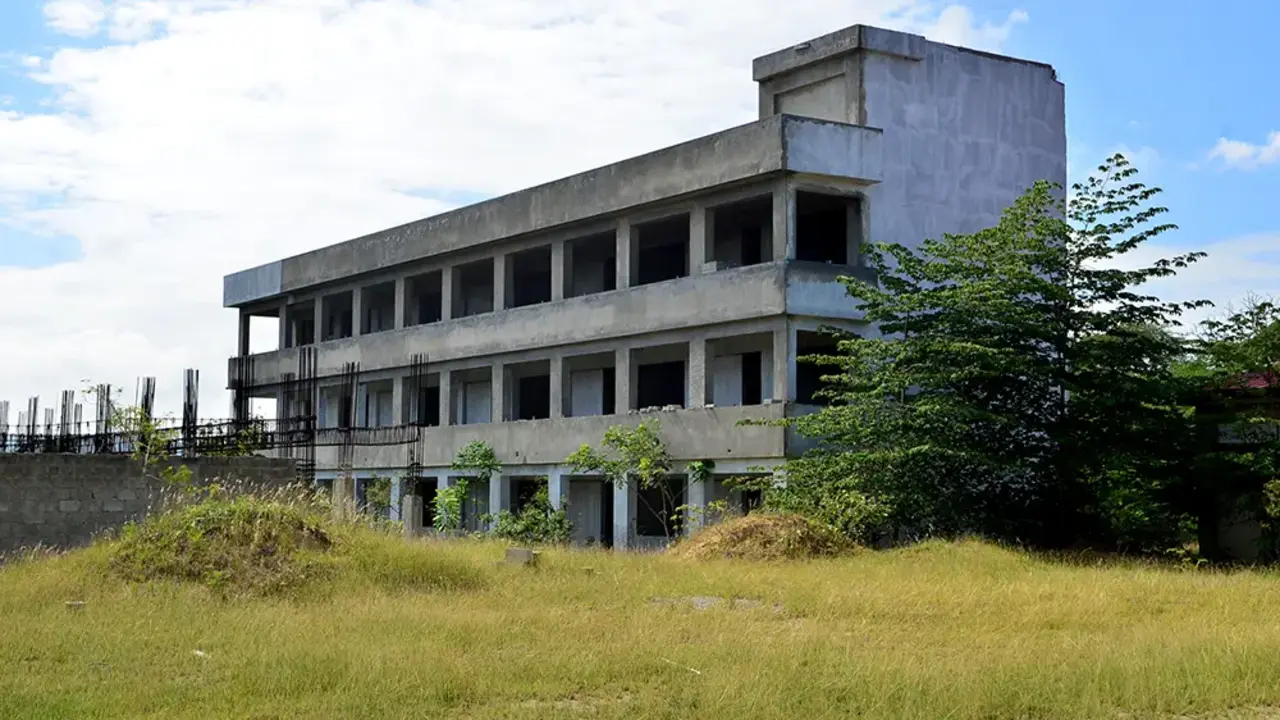 ADP encabeza protesta en Santiago por retraso en construcci&oacute;n de escuela que lleva m&aacute;s de seis a&ntilde;os paralizada
