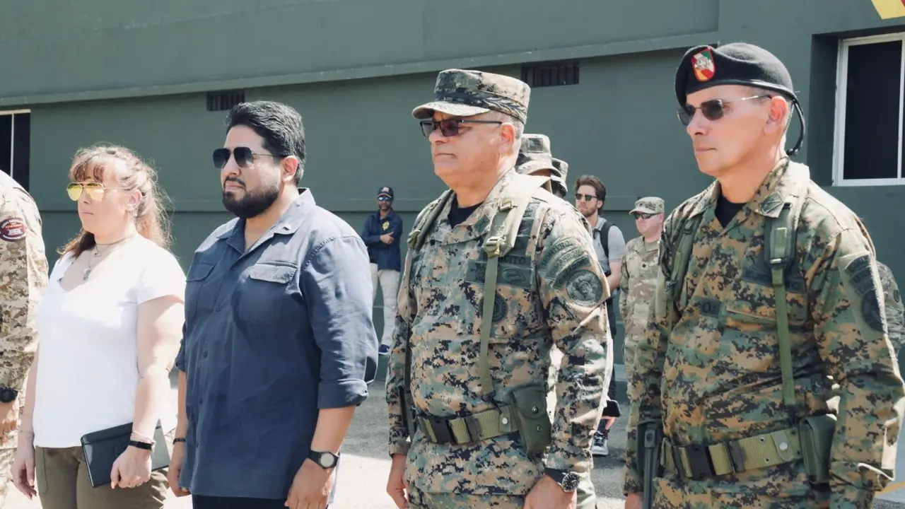 Joseph M. Humire, subsecretario de Defensa de EE.UU junto AL Teniente general Carlos A. Fern&aacute;ndez Onofre (ERD). Fuente externa