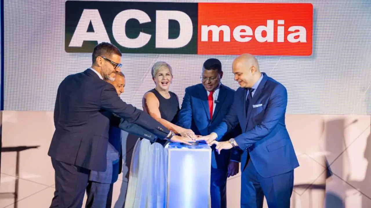 El lanzamiento de ACDmedia culmin&oacute; con el encendido de la se&ntilde;al digital para Ahora TV (canal 3) y Catorce TV (canal 14). En la imagen, de izquierda a derecha, el equipo directivo y figuras clave: Alberto Fantauzzi, F&eacute;lix Reyna, Gianni Paulino, Dany El&iacute;as y Dany Alc&aacute;ntara. l foto externa