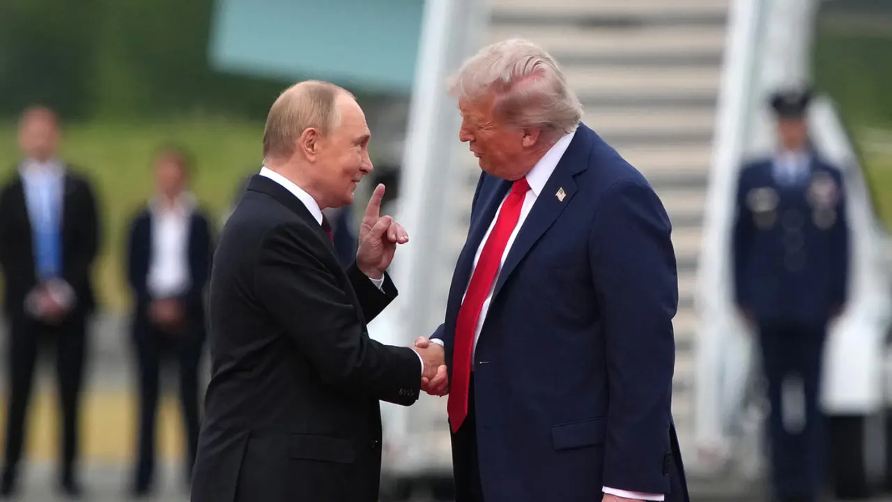 El presidente de Rusia, Vlad&iacute;mir Putin, y el presidente estadounidense, Donald Trump, durante la reuni&oacute;n en Alaska
l FOTO EXTERNA.