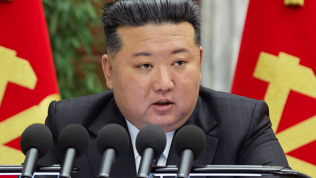 En esta imagen difundida por el gobierno de Corea del Norte, el mandatario norcoreano Kim Jong un pronuncia un discurso durante una reuni&oacute;n celebrada entre el 23 y el 27 de diciembre de 2024, en Pyongyang, Corea del Norte. (Agencia Central de Noticias de Corea/Korea News Service v&iacute;a AP, Archivo)