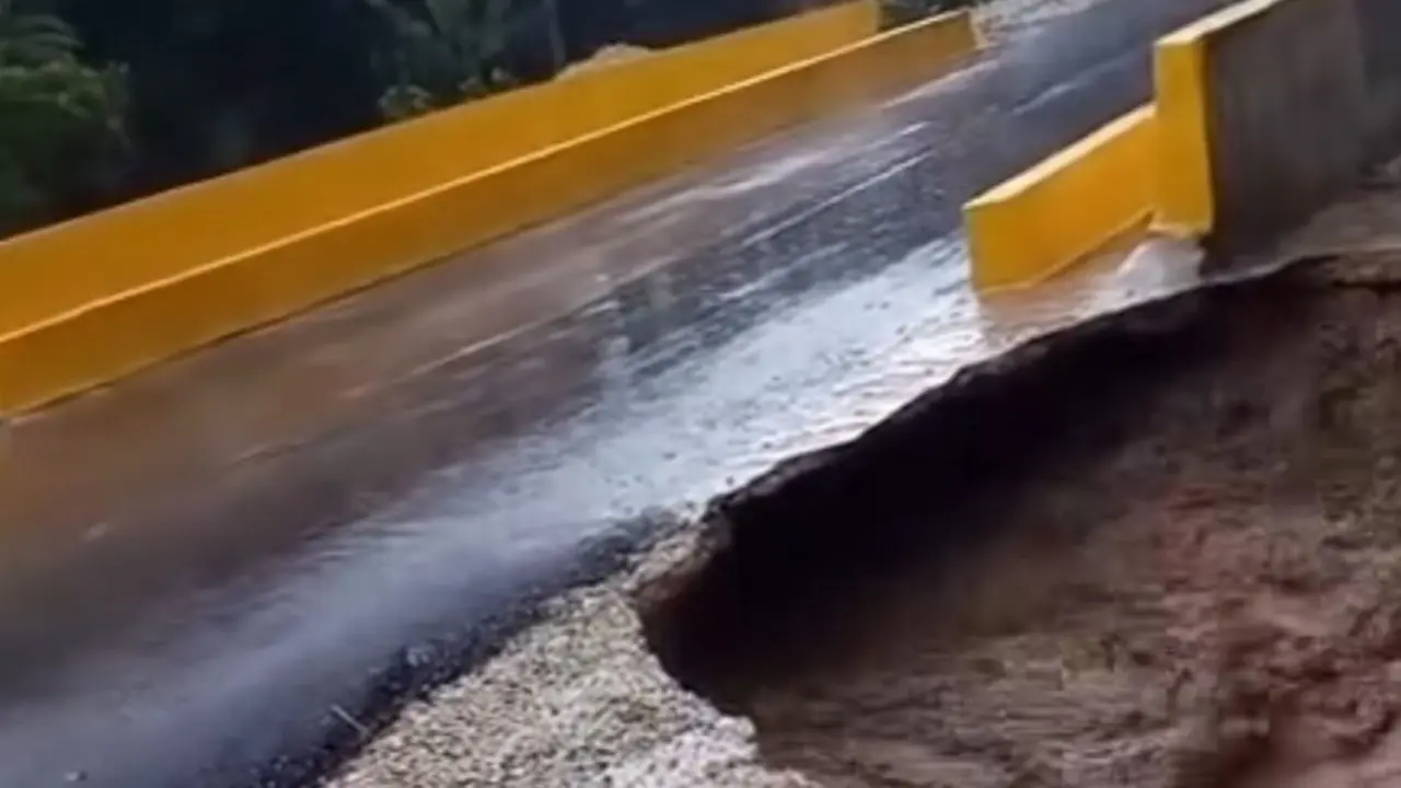 Residentes alertan sobre peligroso socav&oacute;n en puente de La Burriquita tras intensas lluvias