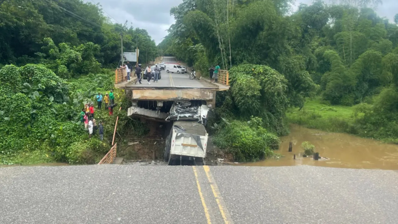 Colapsa puente en Yamas&aacute; chofer result&oacute; muerto