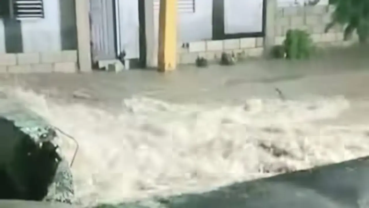 Se desborda canal lateral Sabana Yegua tras ser afectado por Inundaciones | Foto externa