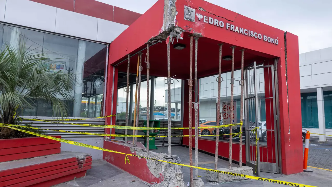 Fachada de la estaci&oacute;n Pedro Fco. Bon&oacute; luego del accidnete | Foto externa.&nbsp;