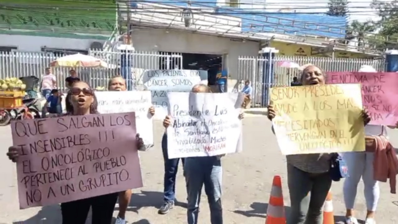 Pacientes protestan frente al Instituto Oncol&oacute;gico de Santiago por falta de atenciones y personal | FOTO EXTERNA.&nbsp;