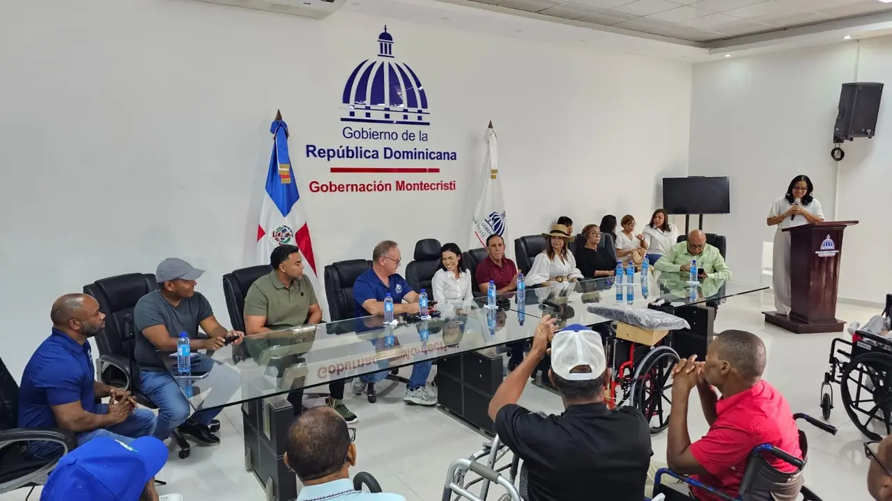 Nelson Cruz y su Fundaci&oacute;n Boomstick23 entregan 200 sillas de ruedas en Montecristi
