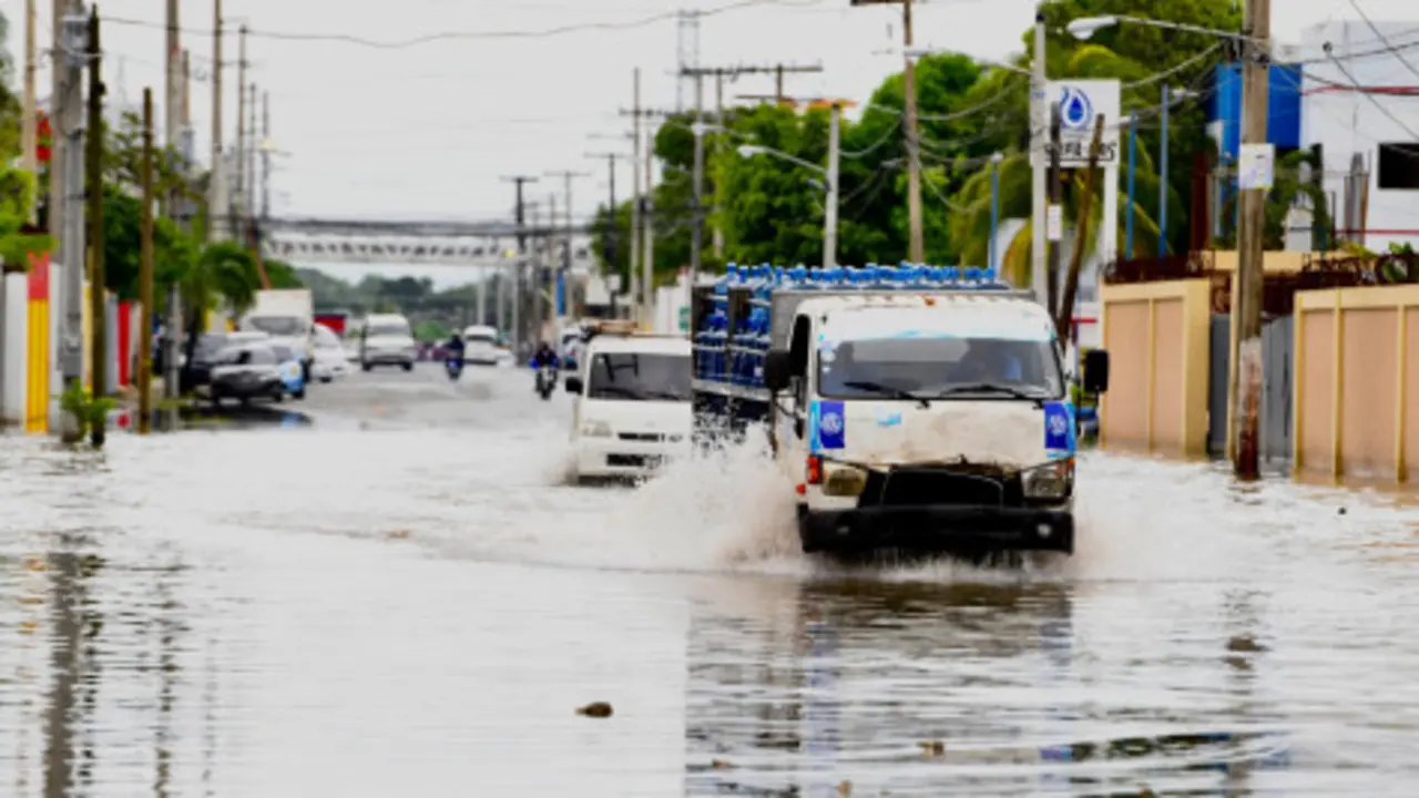 Avenida La Pista en El Almirante se convierte en r&iacute;o por lluvias de la tormenta Melissa | FOTO EXTERNA