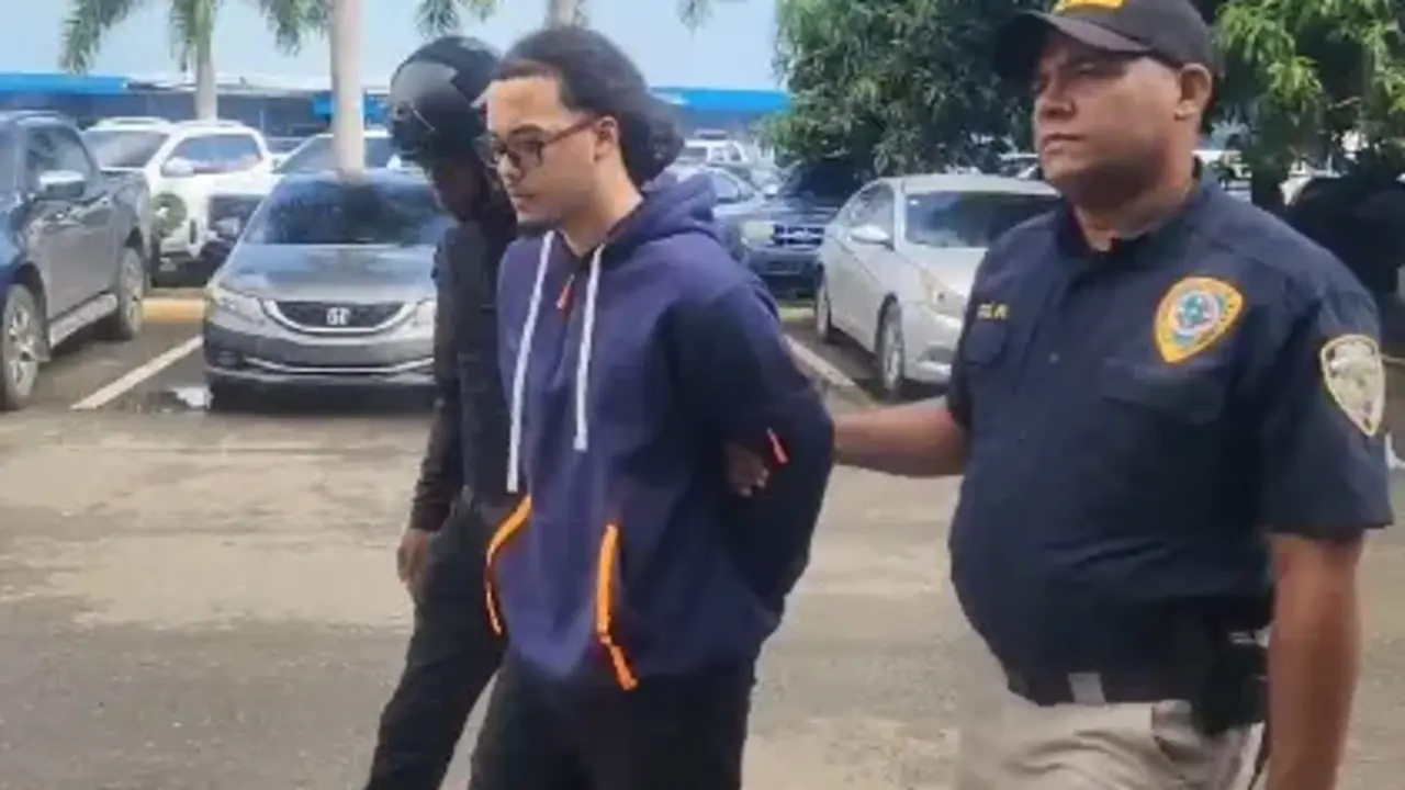 Momento en que John Lariel B&aacute;ez &Aacute;lvarez (a) &ldquo;Jhon 42&rdquo; se entreg&oacute; a las autoridades acompa&ntilde;ado de familiares. | FOTO EXTERNA