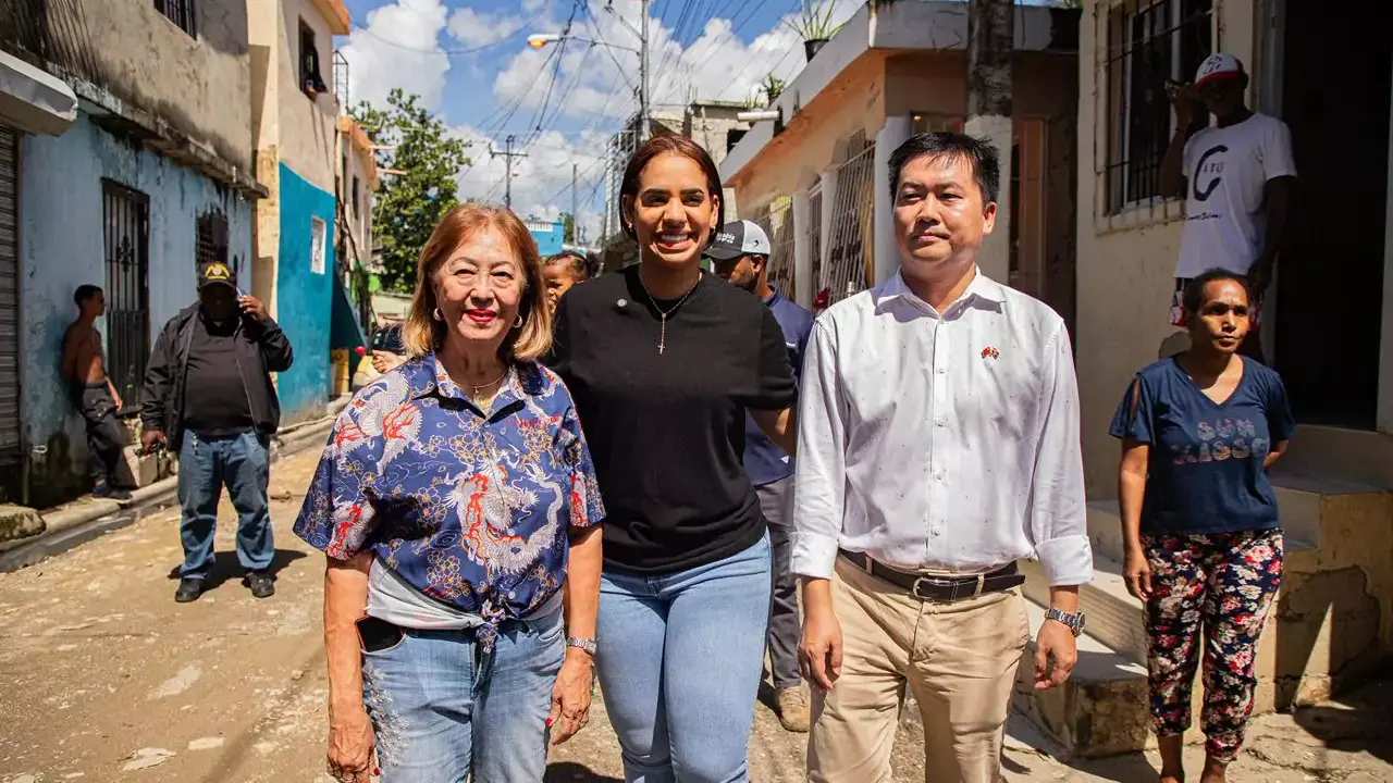 Alcald&iacute;a de Santo Domingo Norte y Comercio Chino entregan kits a afectados por la tormenta Melissa | FOTO EXYERNA