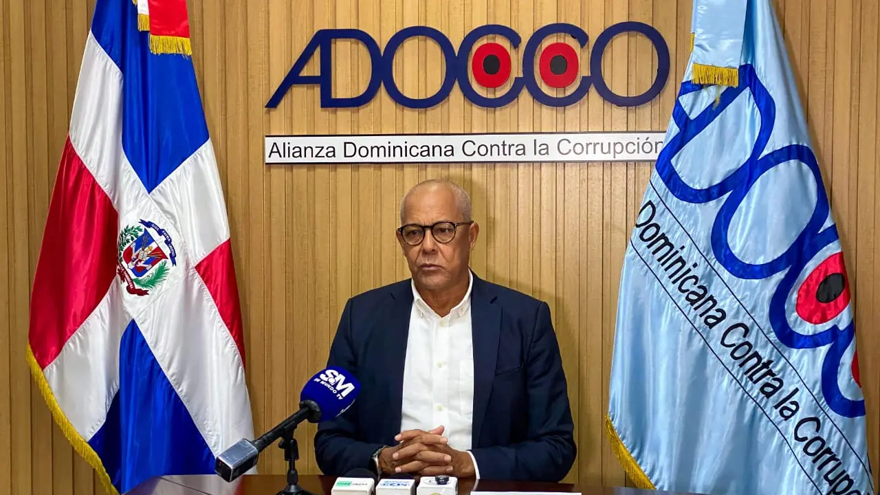 El presidente de ADOCCO, Julio C&eacute;sar De la Rosa Tiburcio, durante la rueda de prensa donde hizo las acusaciones contra el director de la DGCP | FOTO EXTERNA