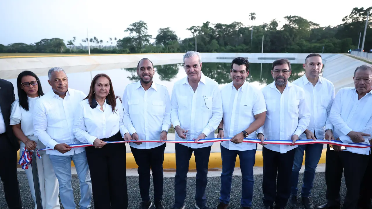 Presidente Abinader y Wellington Arnaud durante el corte de cinta de la planta de tratamiento de aguas en Pimentel | FOTO EXTERNA