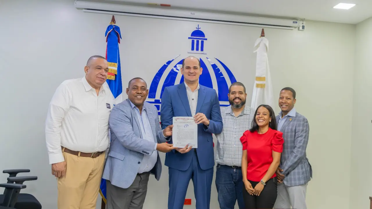 El director de INABIE recibiendo la carta.
