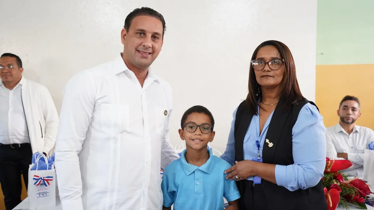 Estudiantes de Jarabacoa reciben lentes del INABIE como parte del Programa de Salud Visual | FOTO EXTERNA
