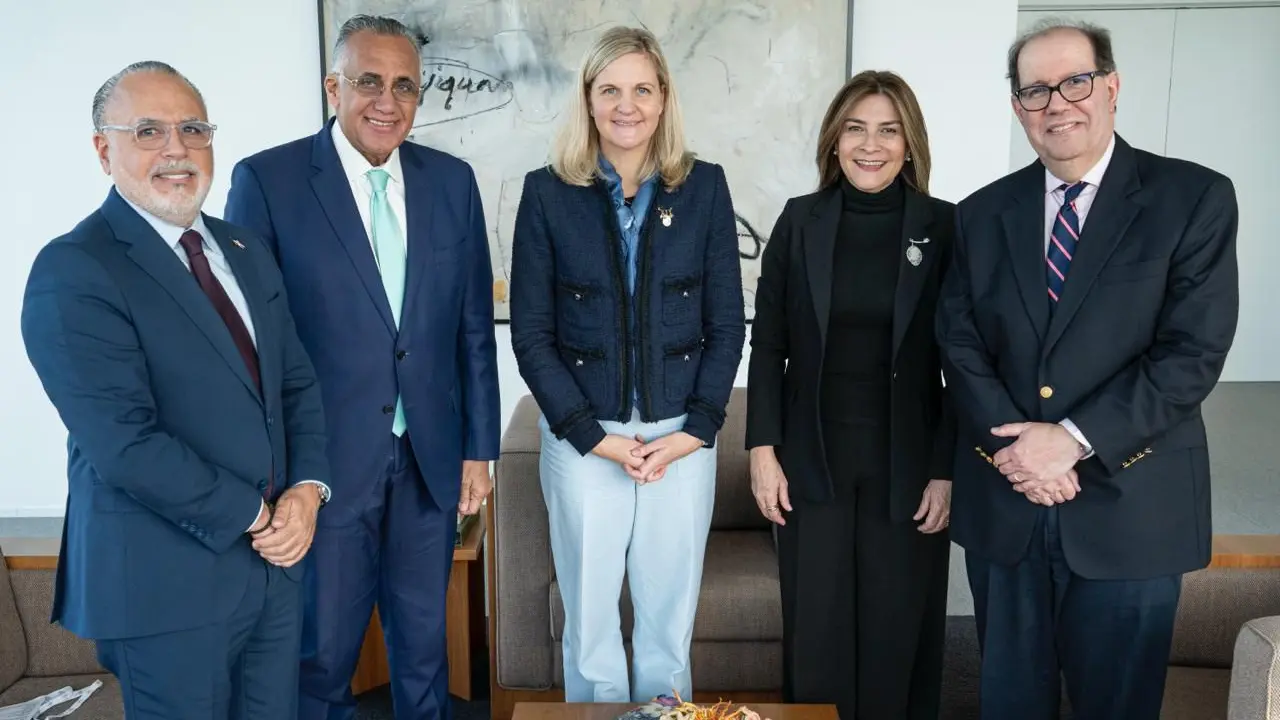 Carolina Mej&iacute;a junto a la presidenta del COI, Kirsty Coventry, durante el encuentro en Lausana, Suiza | FOTO EXTERNA