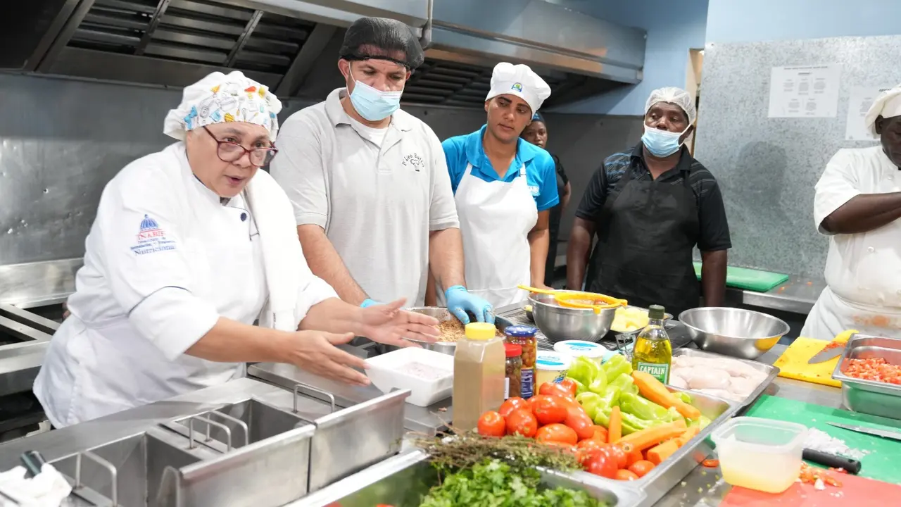 Suplidores refuerzan conocimientos sobre t&eacute;cnicas de preparaci&oacute;n y nutrici&oacute;n en talleres del INABIE | FOTO EXTERNA
