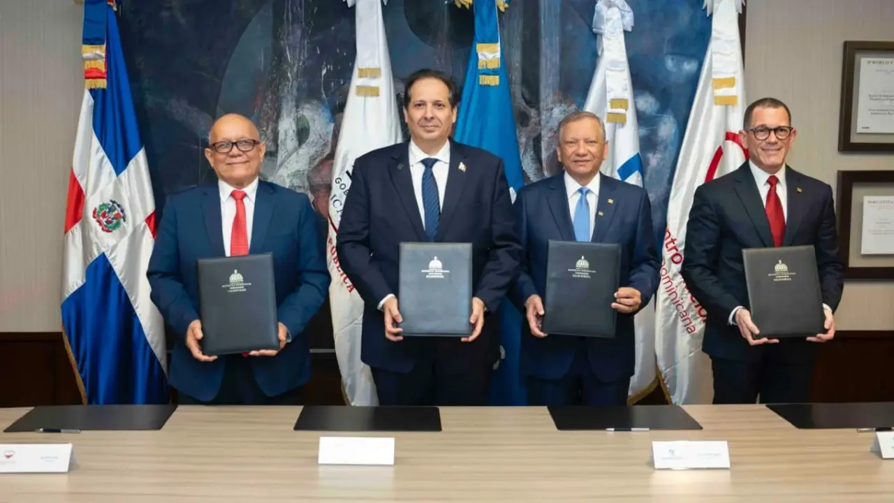 os representantes de Banreservas, ARS Reservas, Salud P&uacute;blica y Hemocentro durante la firma del acuerdo | FOTO EXTERNA