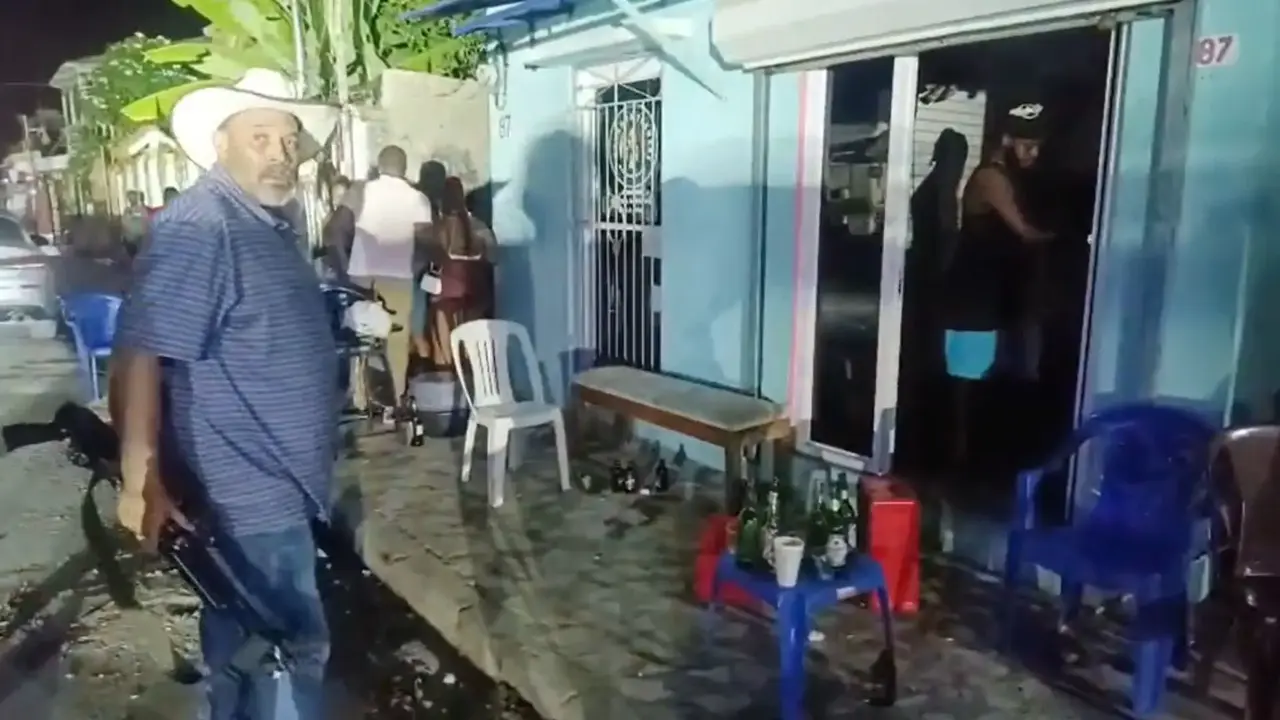 El alcalde Santiago River&oacute;n enfrent&oacute; el desorden nocturno en Dajab&oacute;n portando un arma | FOTO EXTERNA