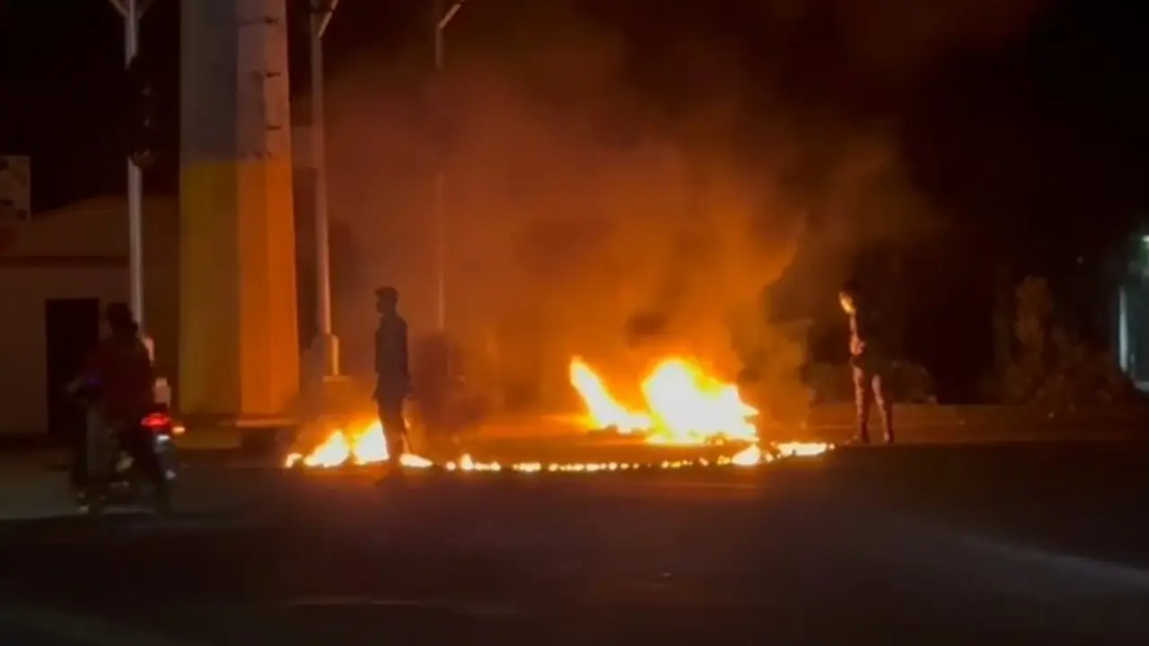 Residentes de San Francisco de Macor&iacute;s protestan encendiendo neum&aacute;ticos por el apag&oacute;n | FOTO EXTERNA
