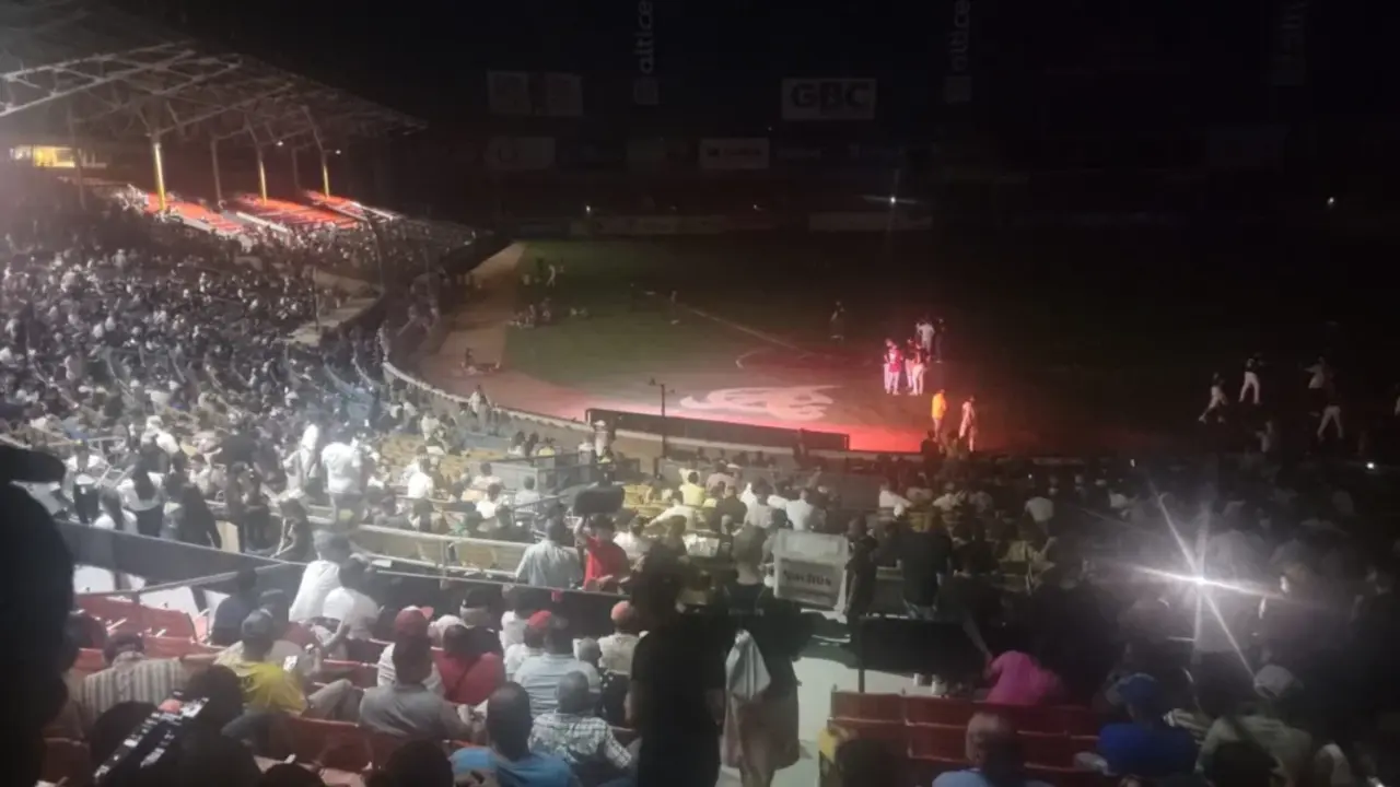 El apag&oacute;n dej&oacute; a oscuras el Estadio Cibao durante el juego entre Gigantes y &Aacute;guilas | FOTO EXTERNA