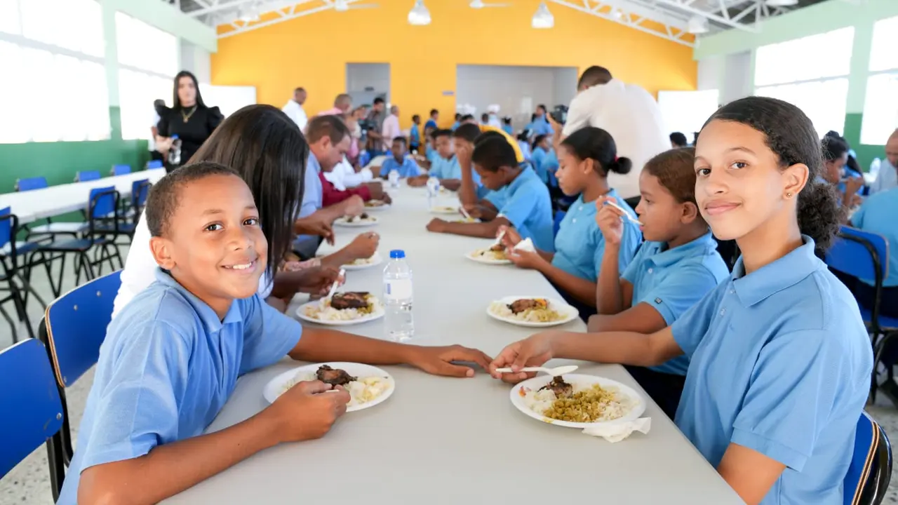 Plato modelo del men&uacute; escolar del INABIE, destacando la variedad de nutrientes. | FOTO EXTERNA