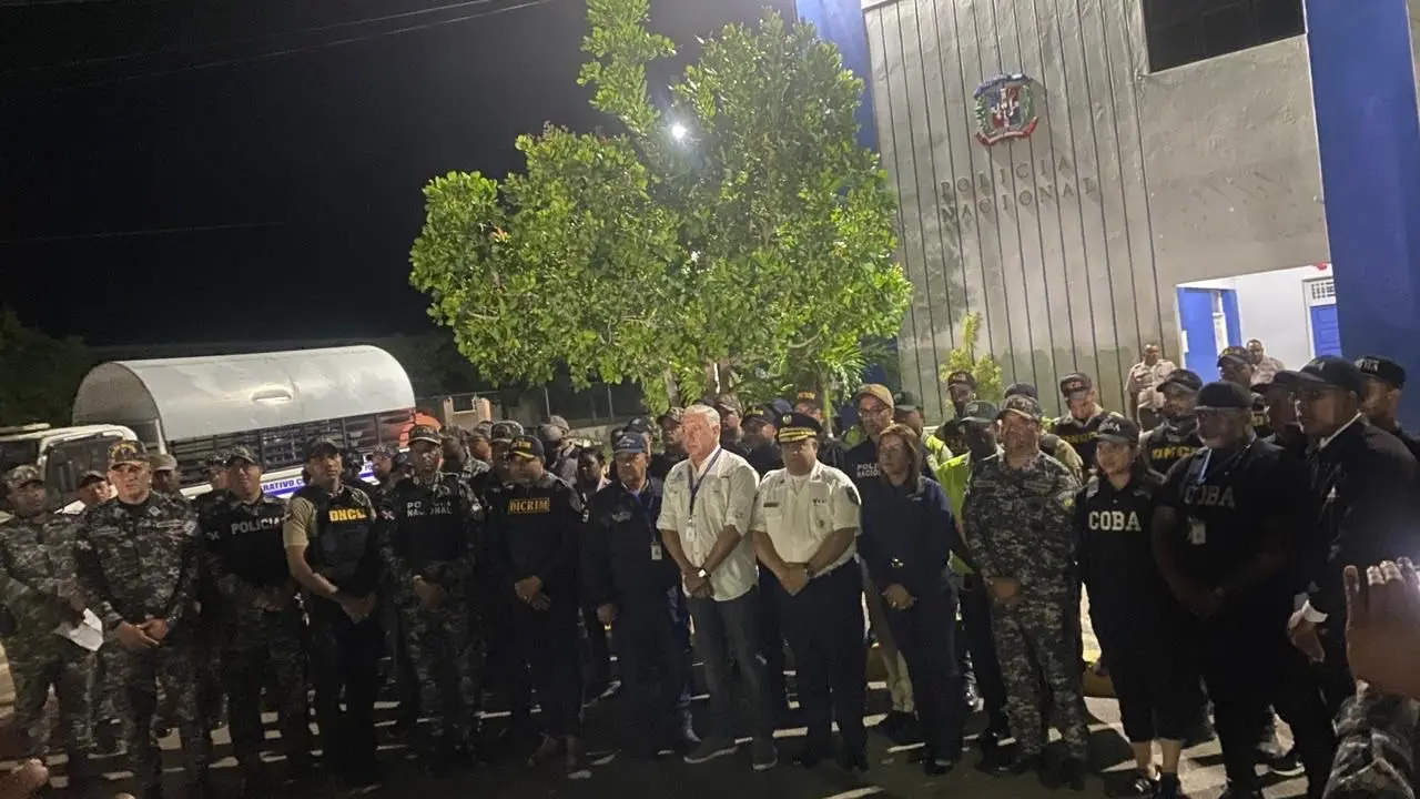 Unidades de la Polic&iacute;a Nacional y el Ministerio P&uacute;blico coordinando la estrategia del operativo en S&aacute;nchez Ram&iacute;rez. | FOTO EXTERNA