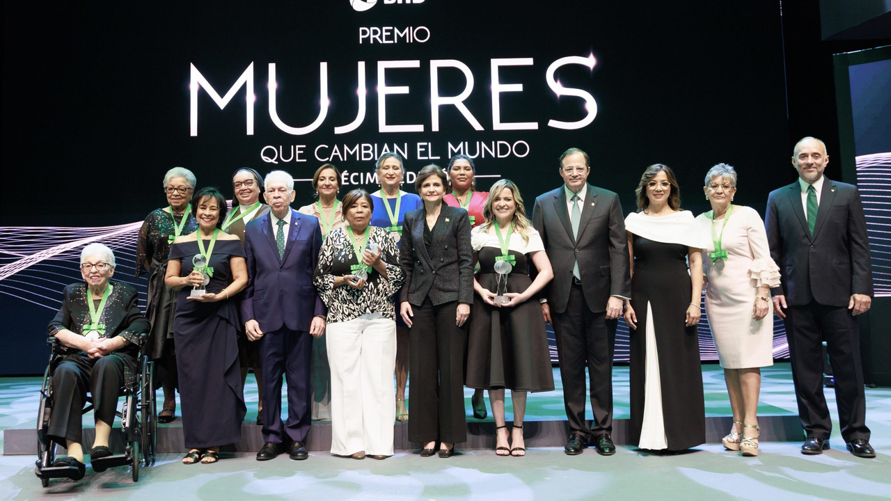 Steven Puig, presidente del Banco BHD, dirigi&eacute;ndose a los asistentes durante la ceremonia de premiaci&oacute;n en el Teatro Nacional. | FOTO EXTERNA