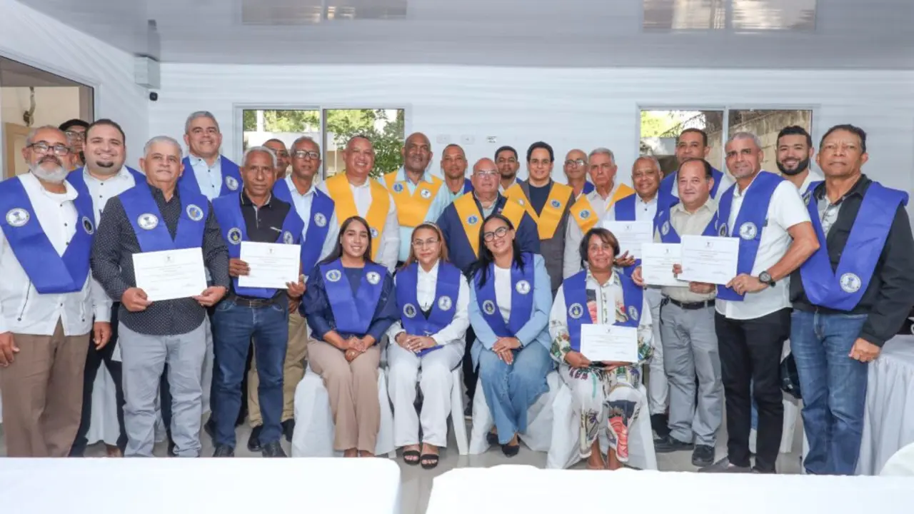 Dirigentes municipales y j&oacute;venes l&iacute;deres del PRM participando activamente en el Taller de Formaci&oacute;n Pol&iacute;tica en el municipio de Esperanza. | FOTO EXTERNA