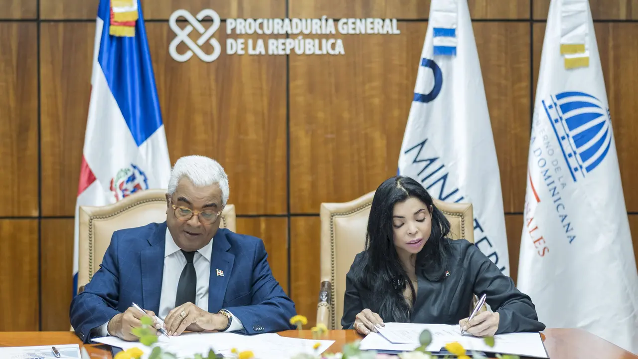 La procuradora Yeni Berenice Reynoso y Rafael Burgos G&oacute;mez firman el acuerdo de usufructo. | FOTO EXTERNA