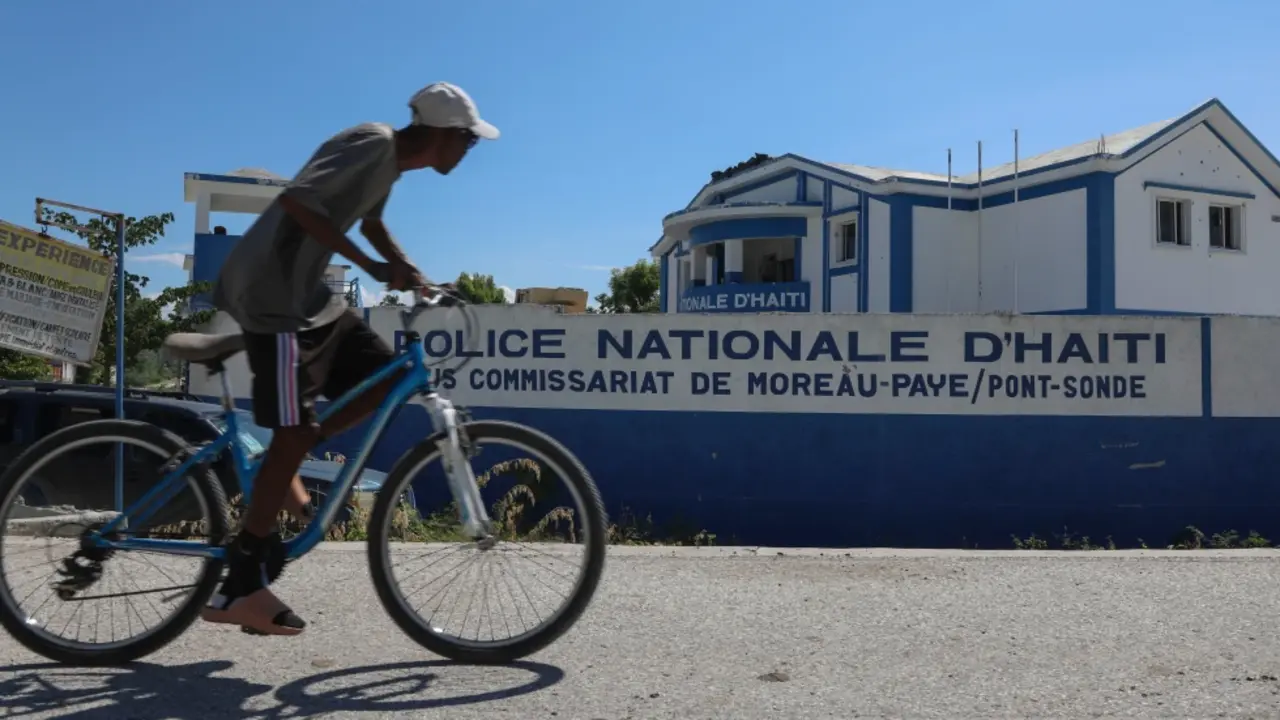 La polic&iacute;a nacional alert&oacute; que, tras los asaltos, el 50% de la regi&oacute;n de Artibonite, un corredor clave, cay&oacute; bajo el control de los grupos criminales, forzando a cientos de sobrevivientes a huir. | FOTO EXTERNA.