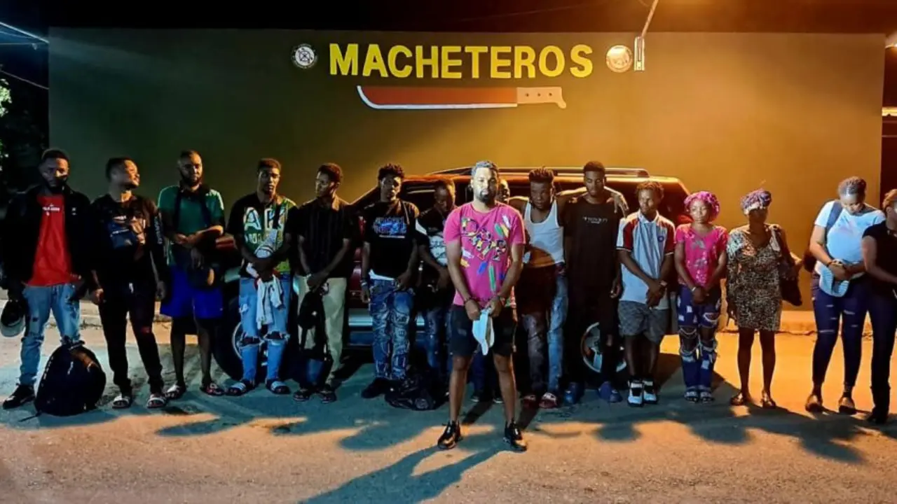 Soldados del Ej&eacute;rcito de Rep&uacute;blica Dominicana detienen una camioneta con 17 nacionales haitianos indocumentados en Valverde | FOTO EXTERNA.