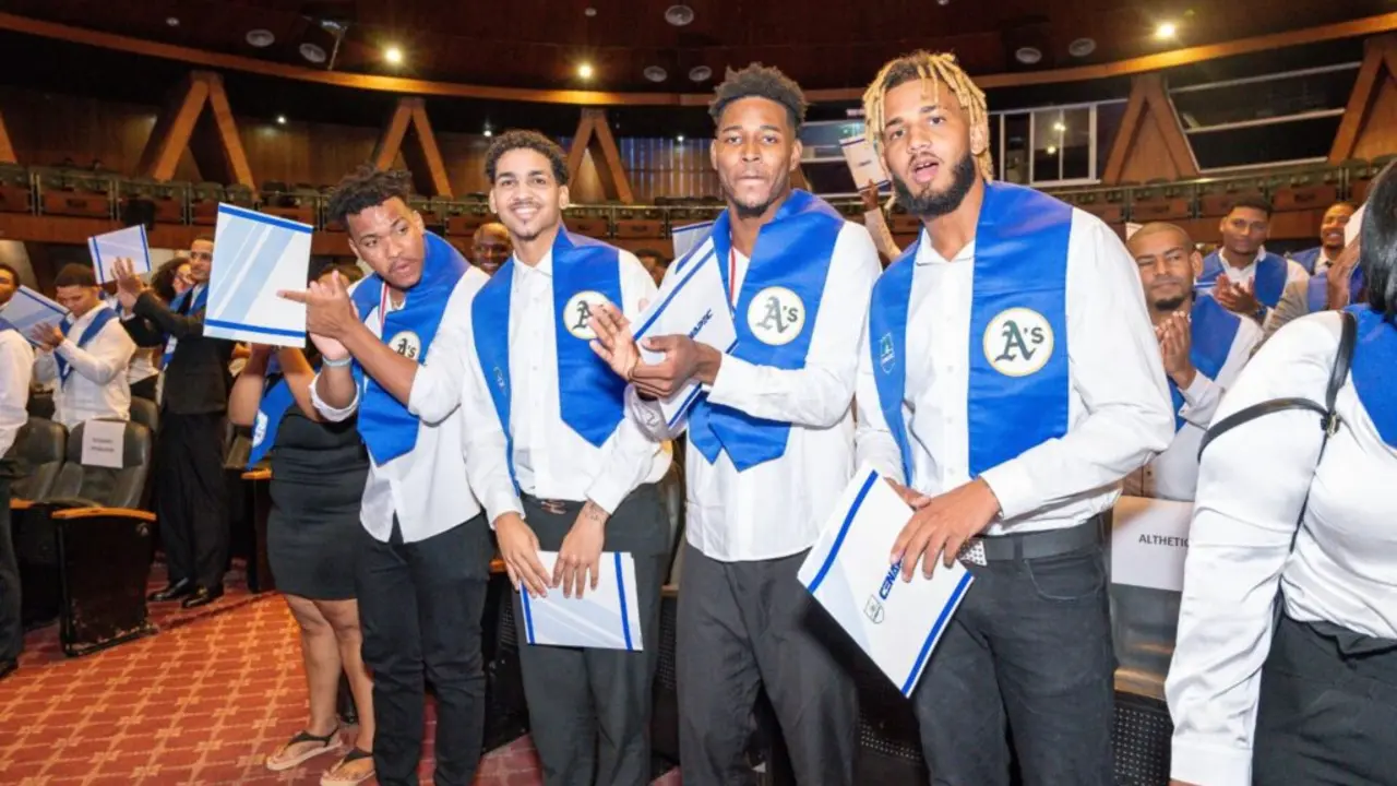 Con esta investidura, la instituci&oacute;n suma un total de 1,036 graduados a nivel nacional correspondientes al a&ntilde;o escolar 2024-2025, destacando la inclusi&oacute;n de j&oacute;venes de academias de b&eacute;isbol de Grandes Ligas. | FOTO EXTERNA.