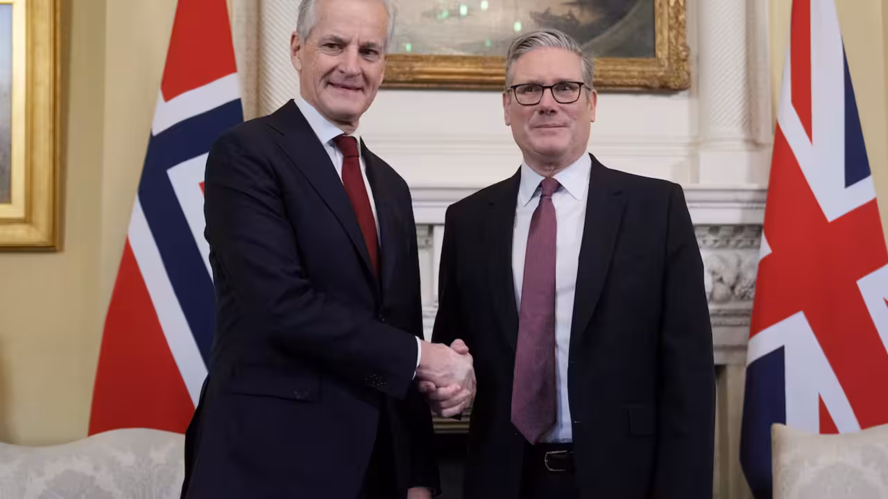 El primer ministro brit&aacute;nico, Keir Starmer, junto al jefe de Gobierno noruego, Jonas Gahr Store, tras firmar el acuerdo de defensa en Londres | FOTO EXTERNA.