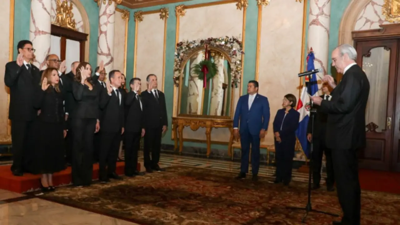 El presidente Luis Abinader durante la juramentaci&oacute;n de los jueces titulares y suplentes del Tribunal Superior Electoral en el Palacio Nacional | FOTO EXTERNA.
