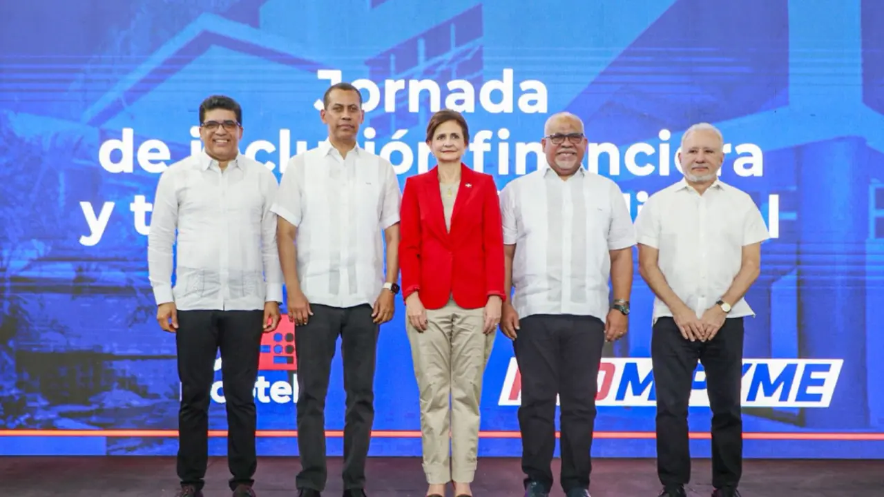 La vicepresidenta Raquel Pe&ntilde;a durante la entrega de m&aacute;s de 231 millones de pesos en cr&eacute;ditos a microempresarios en el Club Los Mina | FOTO EXTERNA.