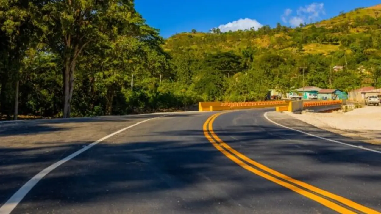 Vista a&eacute;rea de la nueva carretera reconstruida que conecta El Cercado y Hondo Valle | FOTO EXTERNA