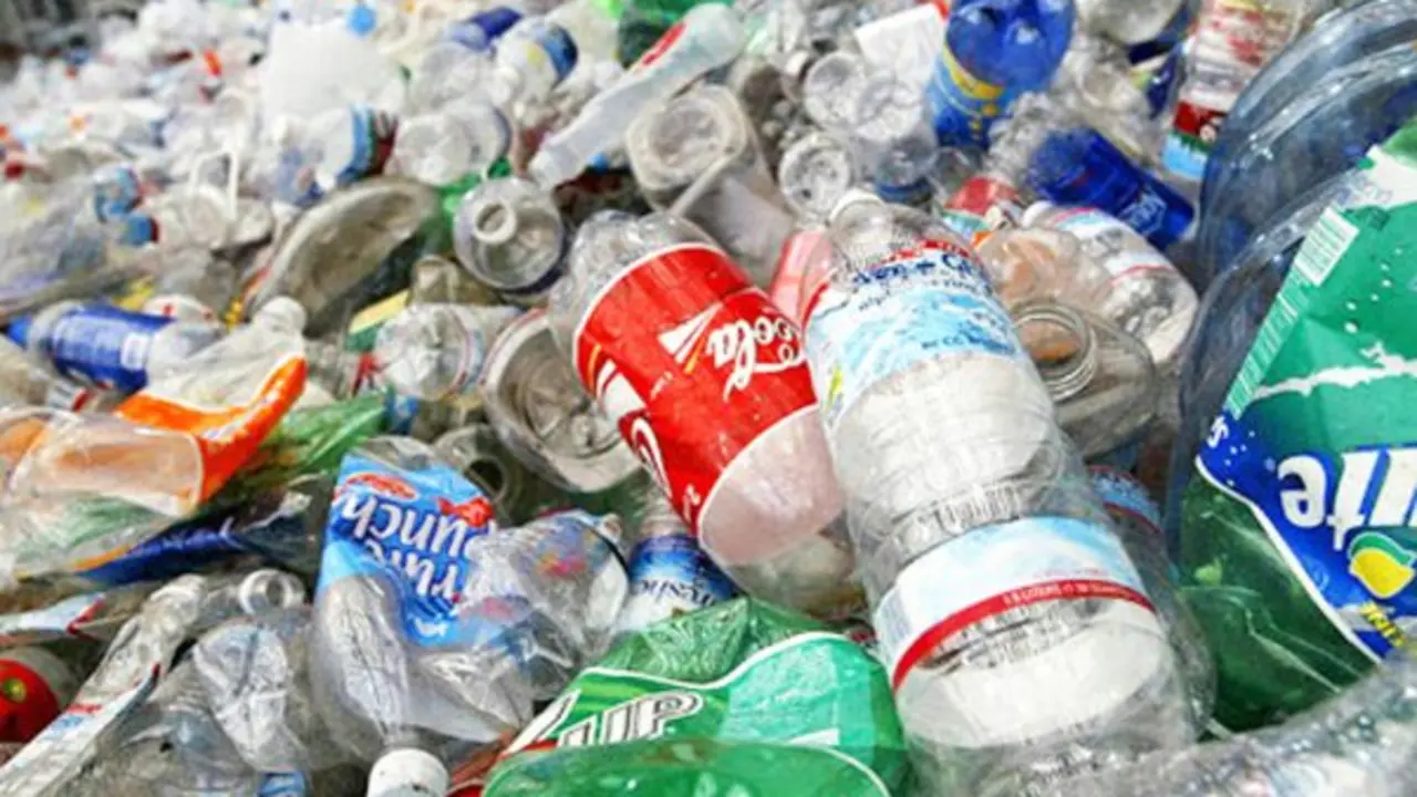 La normativa busca eliminar gradualmente los envases contaminantes de las calles. | FOTO EXTERNA