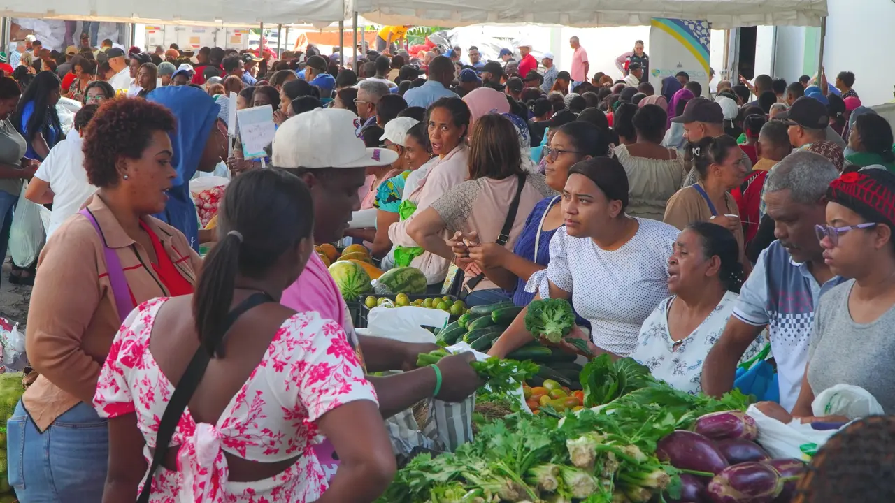 Consumidores adquieren productos frescos en la feria del Inespre en San Juan de la Maguana | FOTO EXTERNA