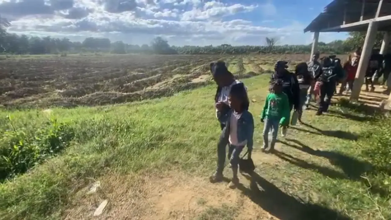 Miembros del Ej&eacute;rcito de Rep&uacute;blica Dominicana custodian a los detenidos en la provincia Valverde | FOTO EXTERNA