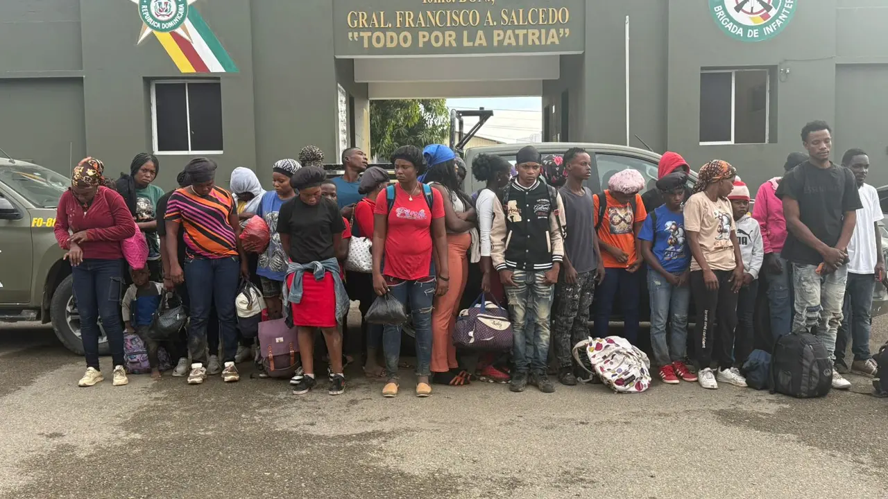 El grupo de 34 extranjeros fue interceptado mientras intentaba ocultarse en una obra en construcci&oacute;n | FOTO EXTERNA