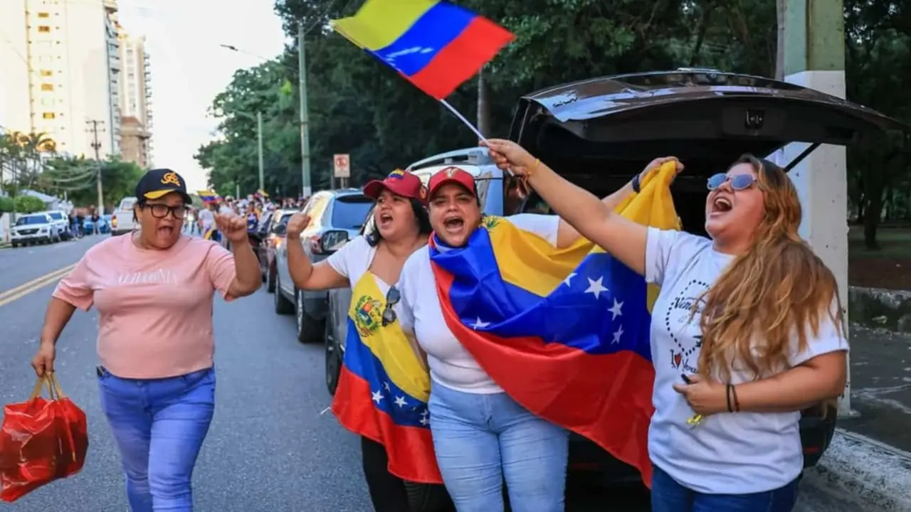 Decenas de ciudadanos venezolanos tomaron la avenida Anacaona con banderas y consignas de libertad | FOTO EXTERNA