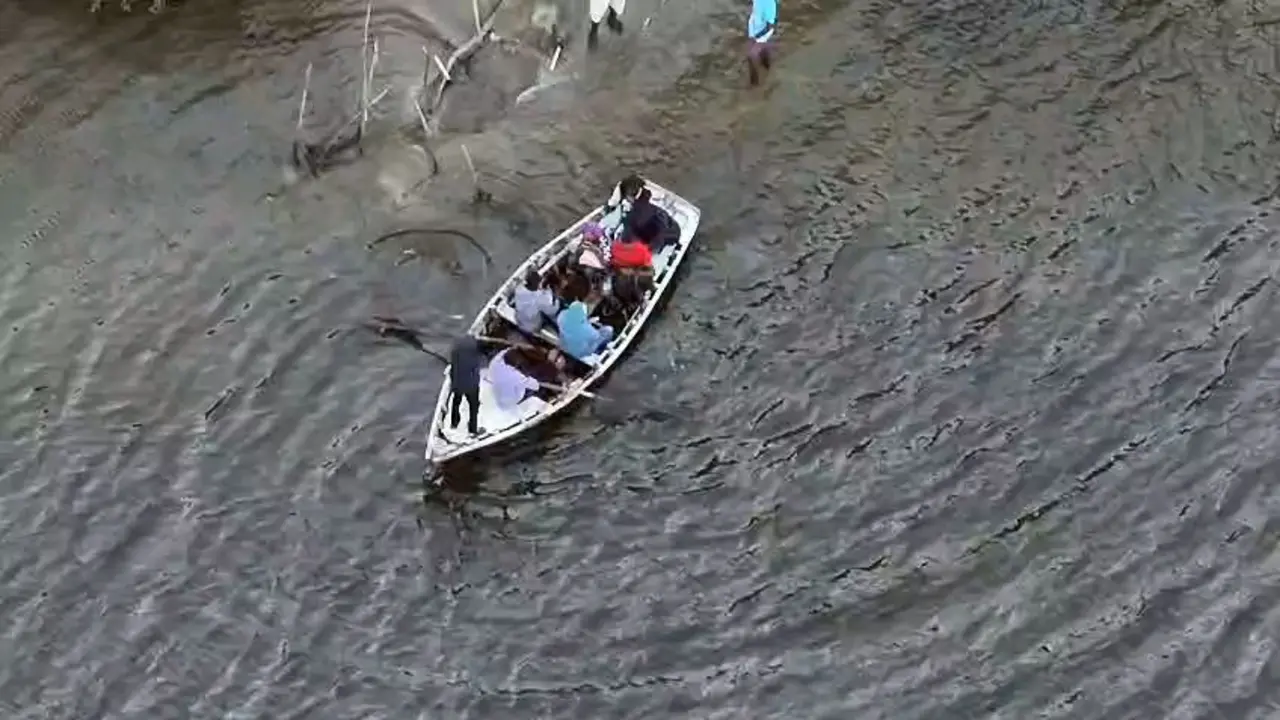Los extranjeros intentaron ingresar al pa&iacute;s navegando en una canoa artesanal por la desembocadura del r&iacute;o | FOTO EXTERNA
