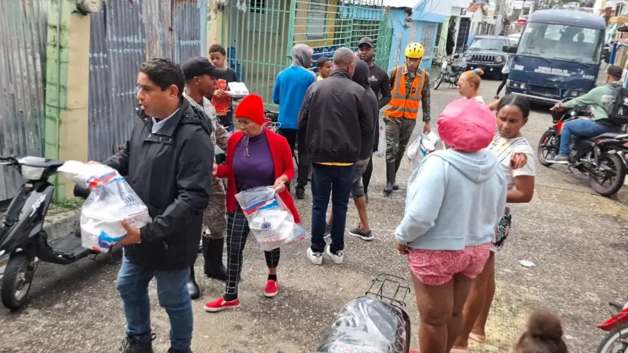 Adem&aacute;s de las familias, el personal de socorro que trabaja en las zonas inundadas recibe raciones alimenticias | FOTO EXTERNA