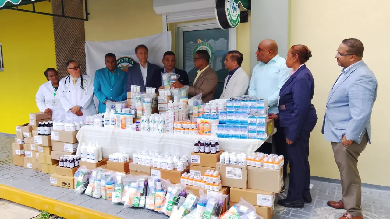 Representantes de la Fundaci&oacute;n Buen Samaritano formalizan la entrega a las autoridades de la Reserva Policial | FOTO EXTERNA
