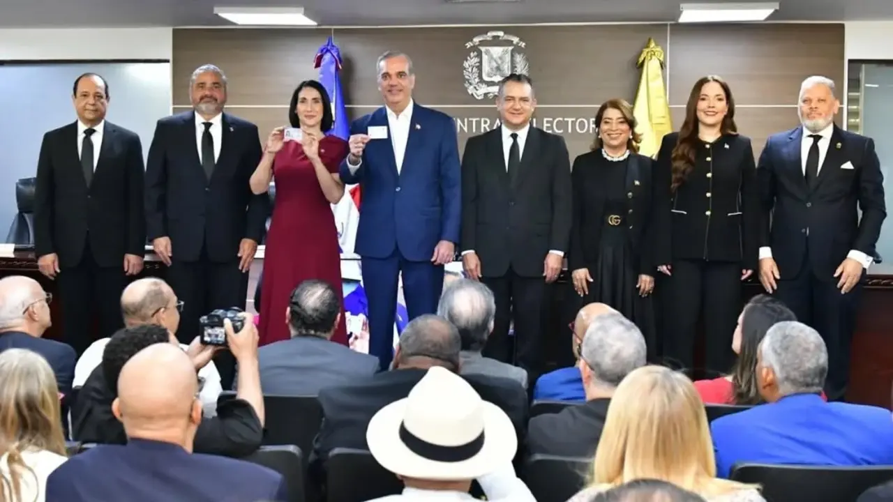 El Pleno de la JCE oficializ&oacute; la entrega de la primera c&eacute;dula con chip electr&oacute;nico y nuevas medidas de seguridad. | FOTO EXTERNA