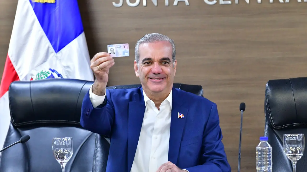 El presidente Luis Abinader muestra su nueva c&eacute;dula | FOTO EXTERNA